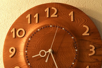 本屋久杉の木目が堪能できる掛け時計|銘木の掛け時計はアトリエ１