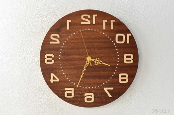 鏡に映して使うマホガニーの逆回転時計|オリジナルデザインの木の時計