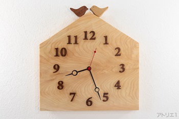 天然檜の木をおうちの形に切り出した掛け時計です。おうちの屋根に小鳥が乗っているシンプルながら可愛い時計に仕上げました。